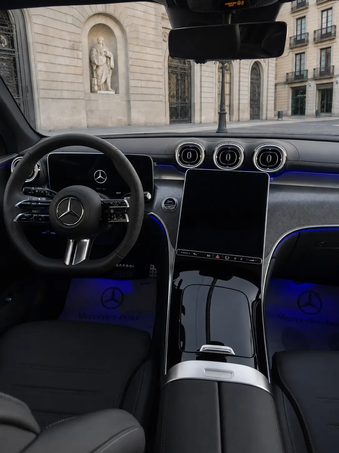 Mercedes Benz GLC 2025, interni — Milan Luxury Cars, Milano. La Mercedes-Benz GLC 2025 è un SUV pensato per chi cerca solidità e comfort senza…