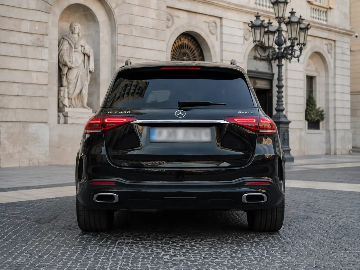 Mercedes Benz GLE 450 AMG 2024, vista trasera — Milan Luxury Cars, Milán. El Mercedes Benz GLE 450 AMG combina el porte alto de un todoterreno con la firmeza…