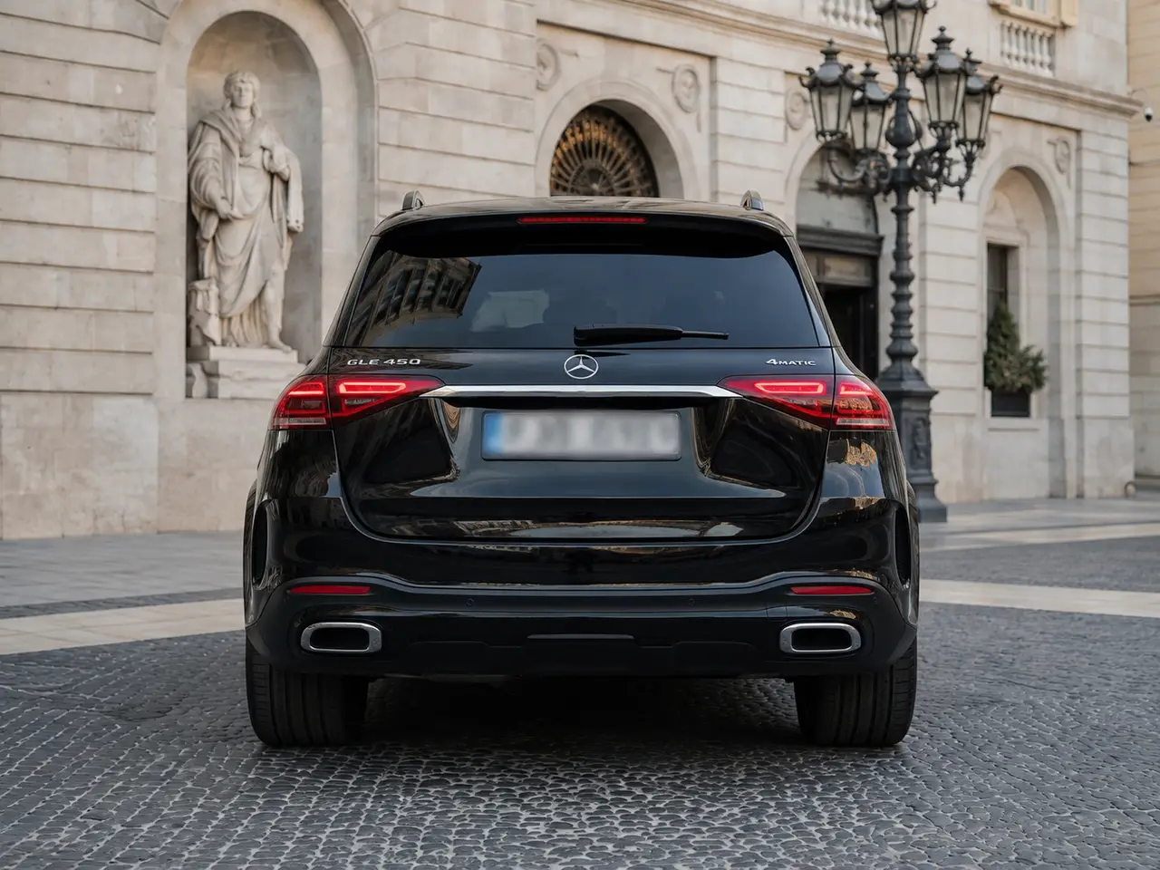 Mercedes Benz GLE 450 AMG 2024, vista trasera — Milan Luxury Cars, Milán. El Mercedes Benz GLE 450 AMG combina el porte alto de un todoterreno con la firmeza…