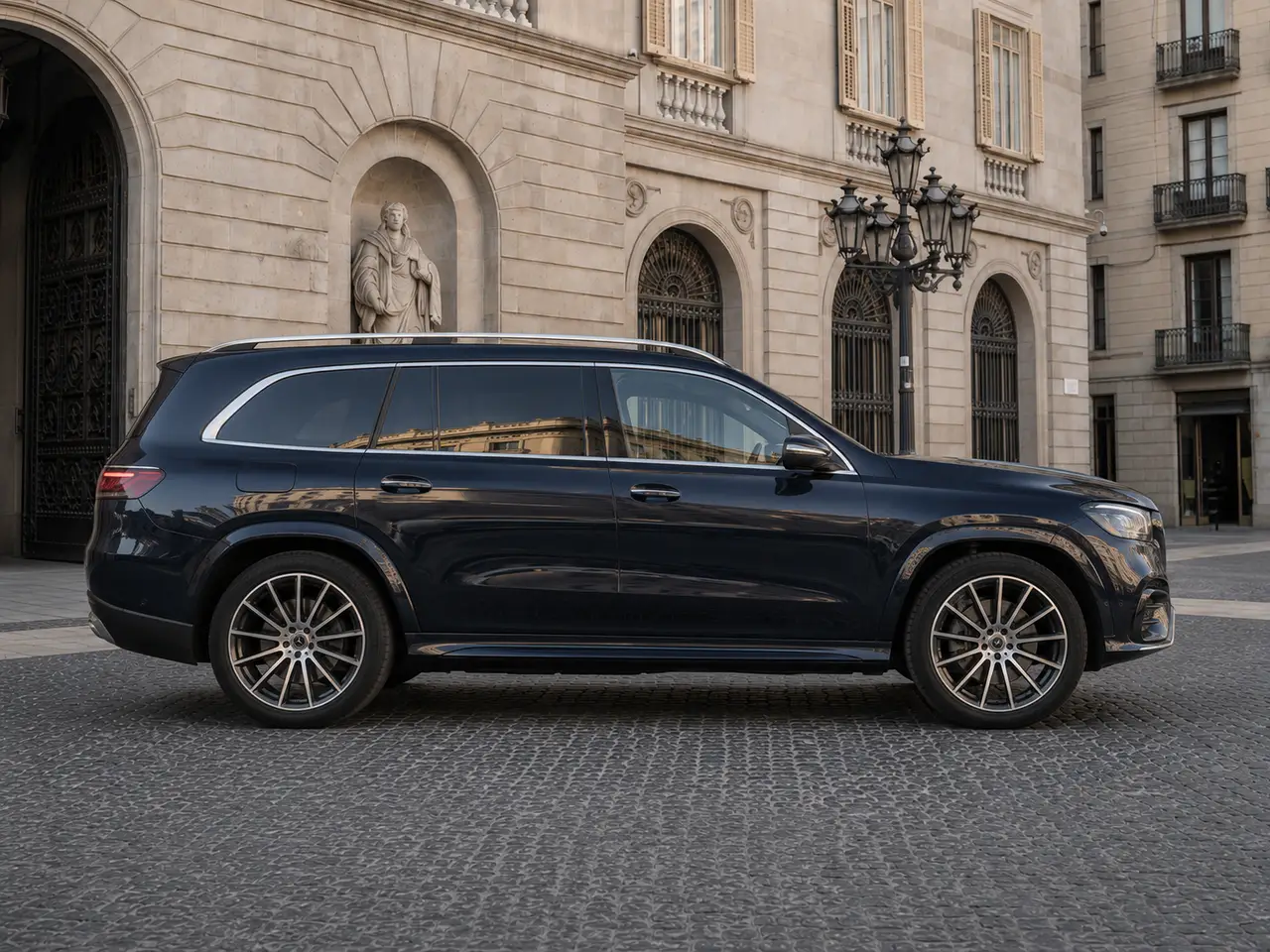 Mercedes Benz GLS-klasse 350 D Exclusive 7 Posti 2025, vista frontal — Milan Luxury Cars, Milán. El Mercedes-Benz GLS 350 d Exclusive de 2025 es un todoterreno de lujo pensado para…
