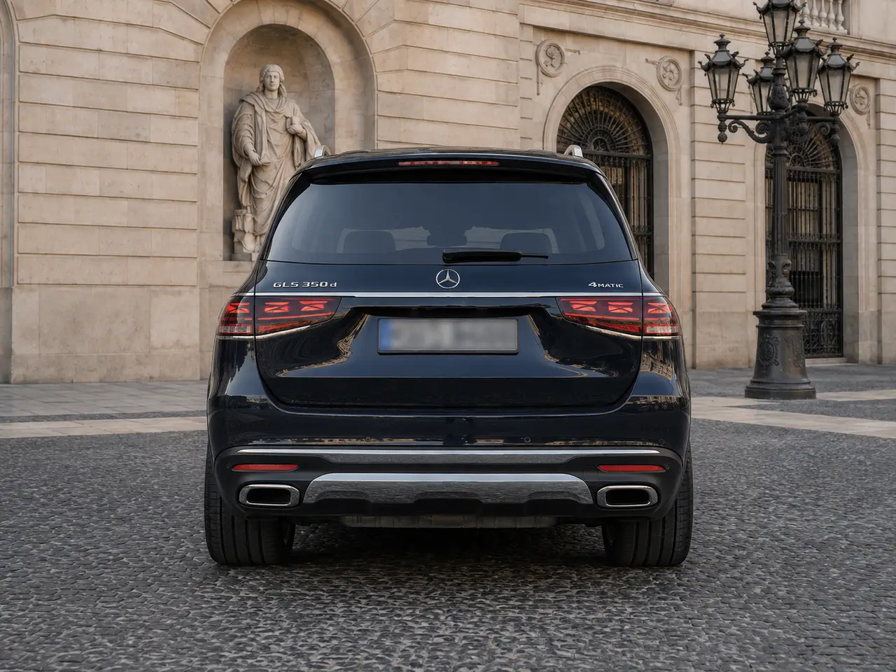 Mercedes Benz GLS-klasse 350 D Exclusive 7 Posti 2025, vista trasera — Milan Luxury Cars, Milán. El Mercedes-Benz GLS 350 d Exclusive de 2025 es un todoterreno de lujo pensado para…