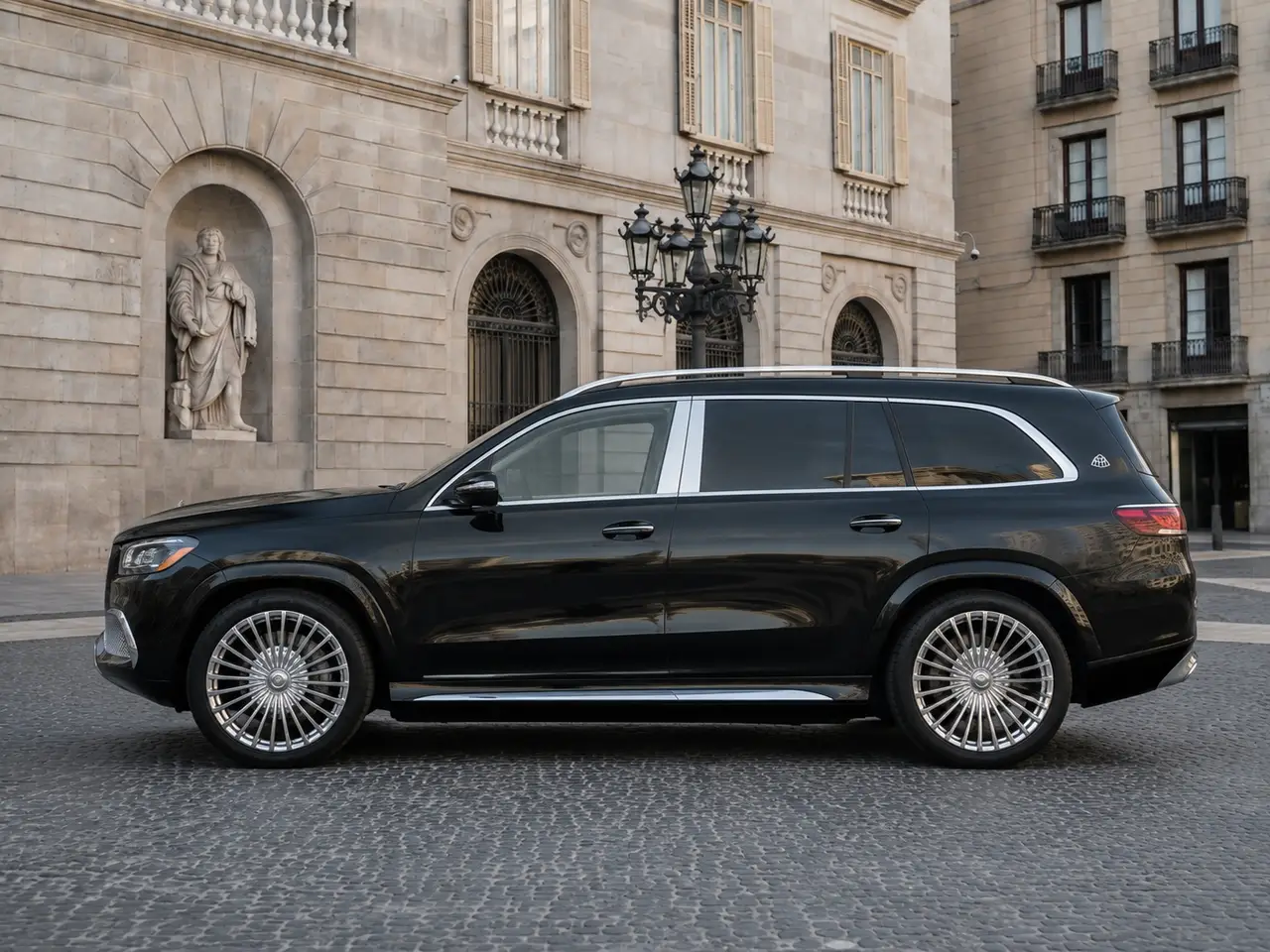 Mercedes Benz GLS Maybach 2022, esterno — Milan Luxury Cars, Milano. Il Mercedes Benz GLS Maybach 2022 è la versione più esclusiva della gamma GLS: linee…