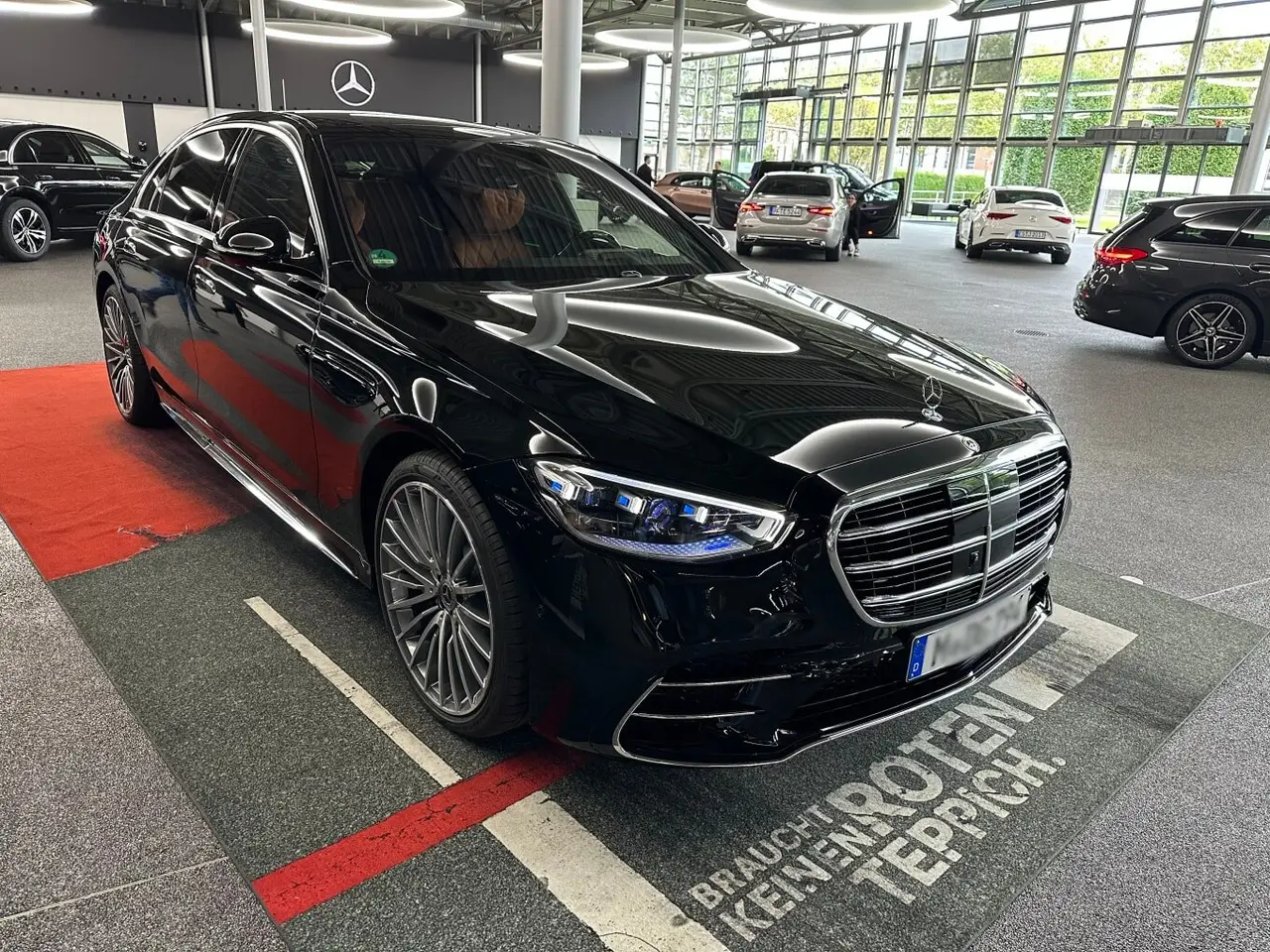 Mercedes Benz S-klasse S400 Long 4-Matic 2023, front view — Milan Luxury Cars, Milan. This S-Klasse S400 Long 4-Matic runs on the long-wheelbase body, which gives rear…