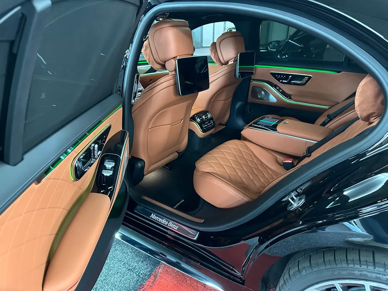 Mercedes Benz S-klasse S400 Long 4-Matic 2023, rear view — Milan Luxury Cars, Milan. This S-Klasse S400 Long 4-Matic runs on the long-wheelbase body, which gives rear…