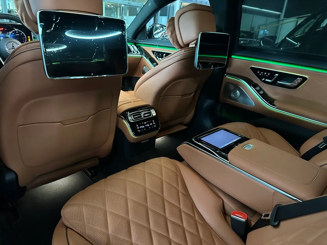 Mercedes Benz S-klasse S400 Long 4-Matic 2023, interior — Milan Luxury Cars, Milan. This S-Klasse S400 Long 4-Matic runs on the long-wheelbase body, which gives rear…