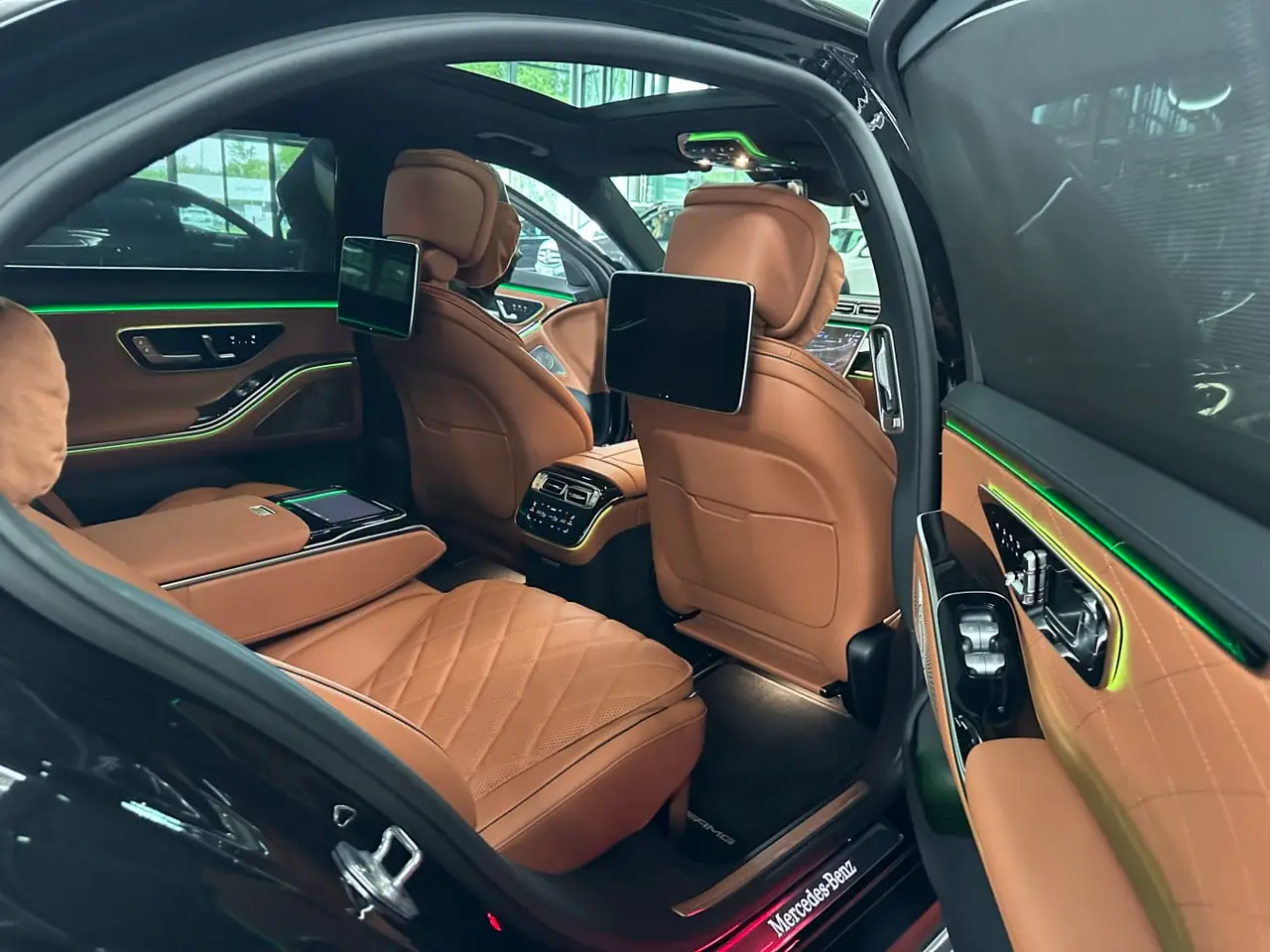 Mercedes Benz S-klasse S400 Long 4-Matic 2023, dashboard — Milan Luxury Cars, Milan. This S-Klasse S400 Long 4-Matic runs on the long-wheelbase body, which gives rear…
