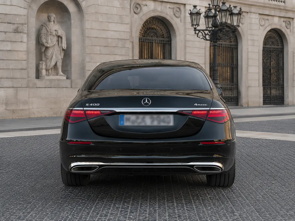 Mercedes Benz S-klasse S400 Long 4-Matic 2023, vista posteriore — Milan Luxury Cars, Milano. La Mercedes-Benz S400 Long 4-Matic del 2023 è la classica ammiraglia pensata per chi…