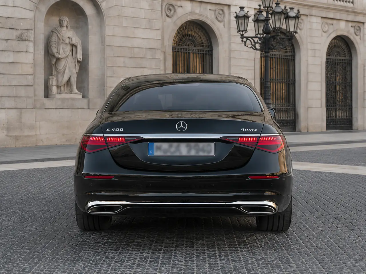Mercedes Benz S-klasse S400 Long 4-Matic 2023, vista posteriore — Milan Luxury Cars, Milano. La Mercedes-Benz S400 Long 4-Matic del 2023 è la classica ammiraglia pensata per chi…