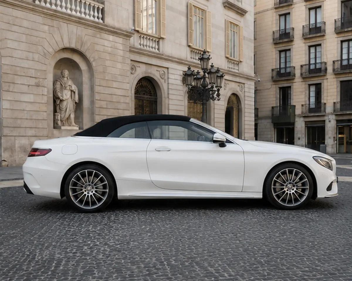 Mercedes Benz S560 Cabrio 2021, vista frontale — Milan Luxury Cars, Milano. La Mercedes-Benz S560 Cabrio del 2021 unisce la struttura ammiraglia della S-Class a una…