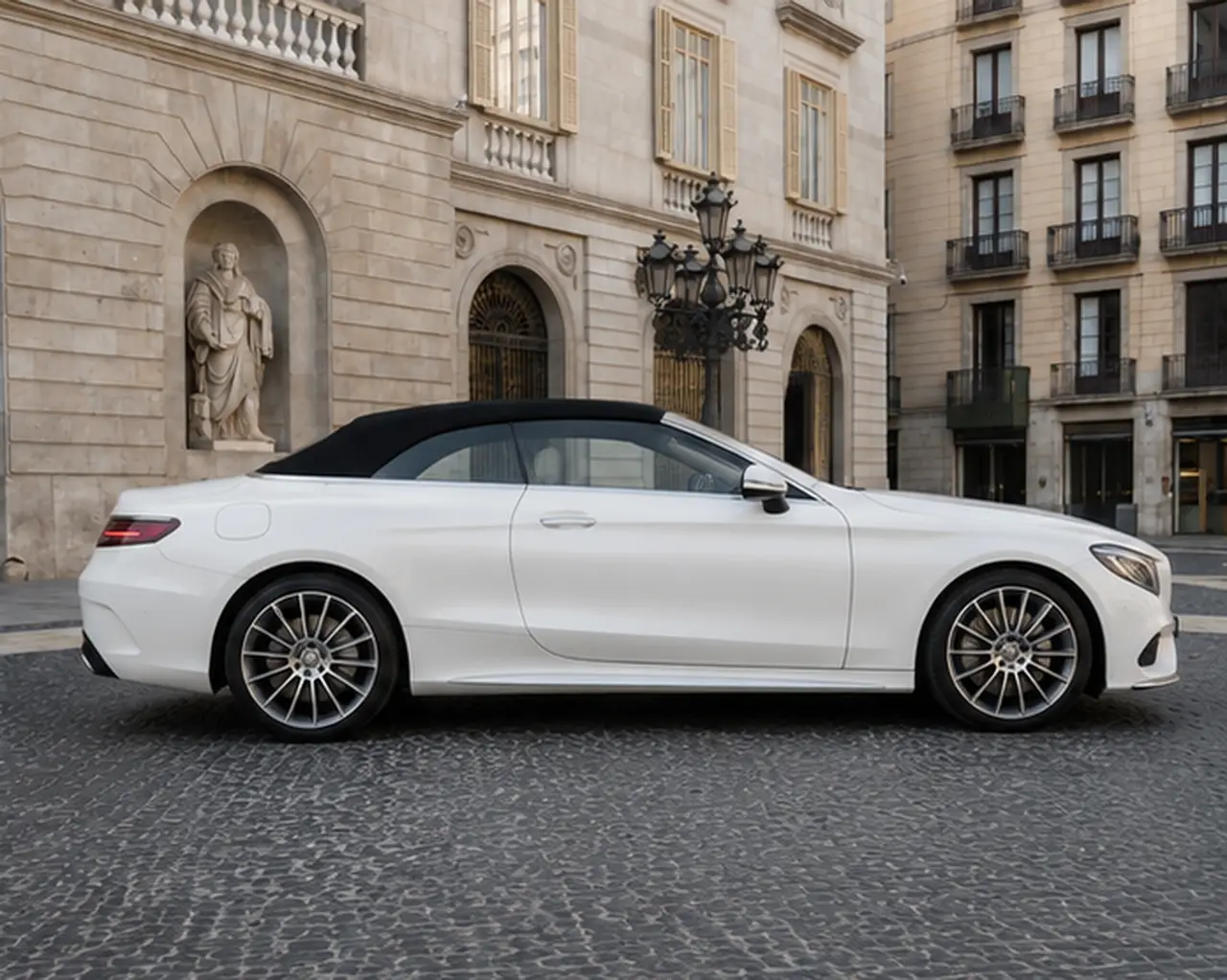 Mercedes Benz S560 Cabrio 2021, vista frontale — Milan Luxury Cars, Milano. La Mercedes-Benz S560 Cabrio del 2021 unisce la struttura ammiraglia della S-Class a una…
