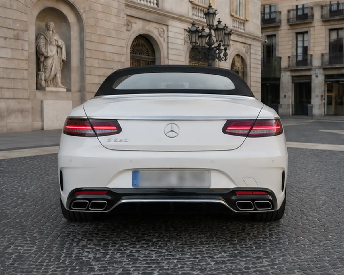 Mercedes Benz S560 Cabrio 2021, vista posteriore — Milan Luxury Cars, Milano. La Mercedes-Benz S560 Cabrio del 2021 unisce la struttura ammiraglia della S-Class a una…