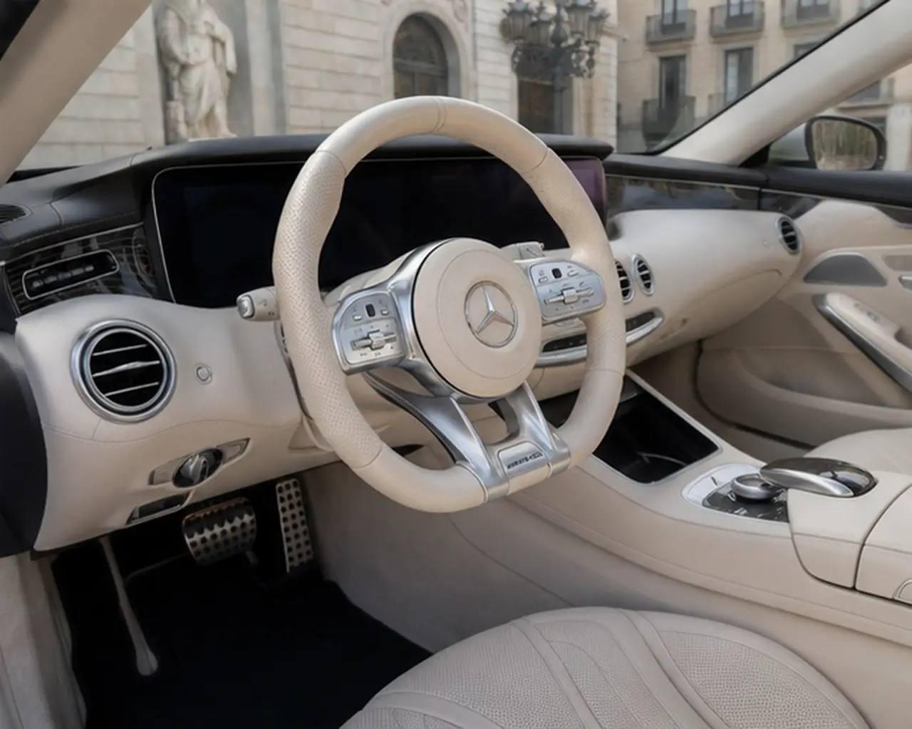 Mercedes Benz S560 Cabrio 2021, interni — Milan Luxury Cars, Milano. La Mercedes-Benz S560 Cabrio del 2021 unisce la struttura ammiraglia della S-Class a una…