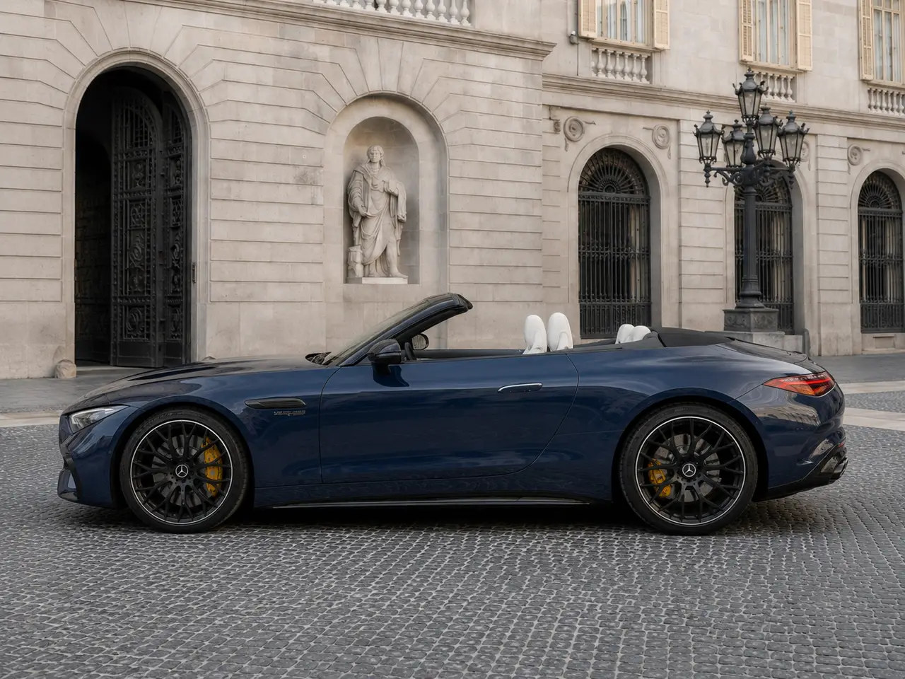 Mercedes Benz SL 63 AMG 2025, esterno — Milan Luxury Cars, Milano. La Mercedes-Benz SL 63 AMG 2025 unisce la vocazione sportiva a un layout a quattro posti,…