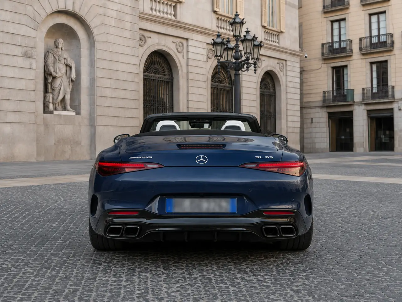 Mercedes Benz SL 63 AMG 2025, vista posteriore — Milan Luxury Cars, Milano. La Mercedes-Benz SL 63 AMG 2025 unisce la vocazione sportiva a un layout a quattro posti,…