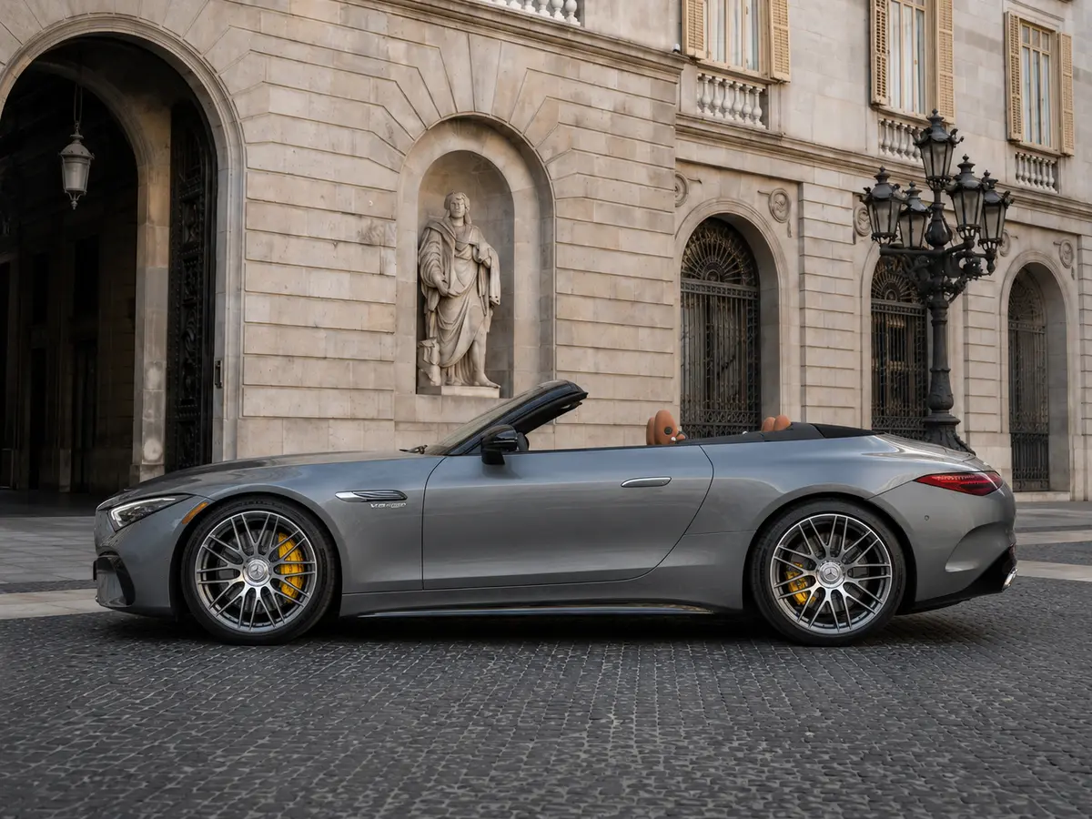 Mercedes Benz SL63 Cabrio 2023, esterno — Milan Luxury Cars, Milano. La Mercedes-Benz SL63 Cabrio 2023 unisce la struttura di una vera granturismo alla…