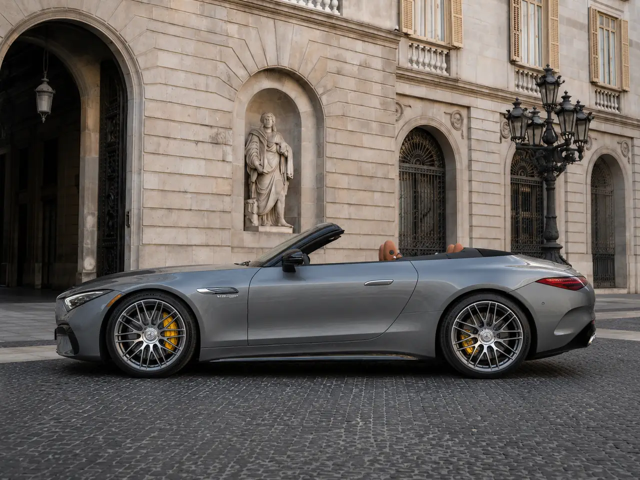 Mercedes Benz SL63 Cabrio 2023, esterno — Milan Luxury Cars, Milano. La Mercedes-Benz SL63 Cabrio 2023 unisce la struttura di una vera granturismo alla…