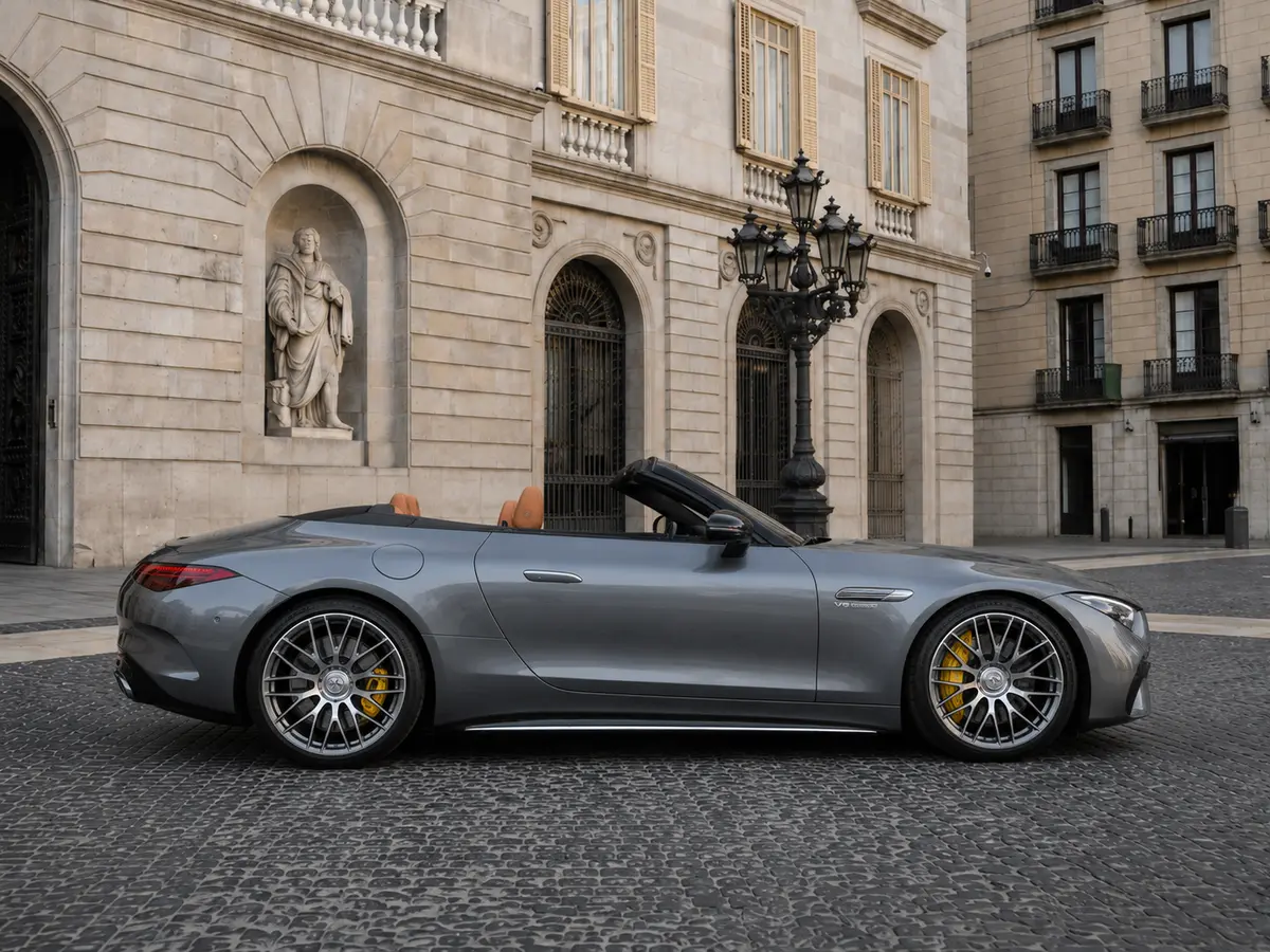 Mercedes Benz SL63 Cabrio 2023, vista frontale — Milan Luxury Cars, Milano. La Mercedes-Benz SL63 Cabrio 2023 unisce la struttura di una vera granturismo alla…