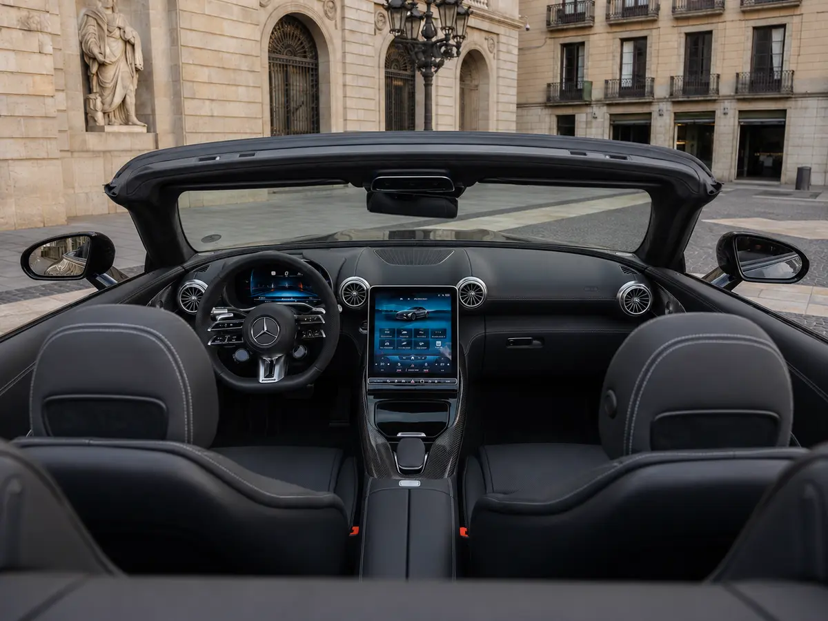 Mercedes Benz SL63 Cabrio 2023, interni — Milan Luxury Cars, Milano. La Mercedes-Benz SL63 Cabrio 2023 unisce la struttura di una vera granturismo alla…
