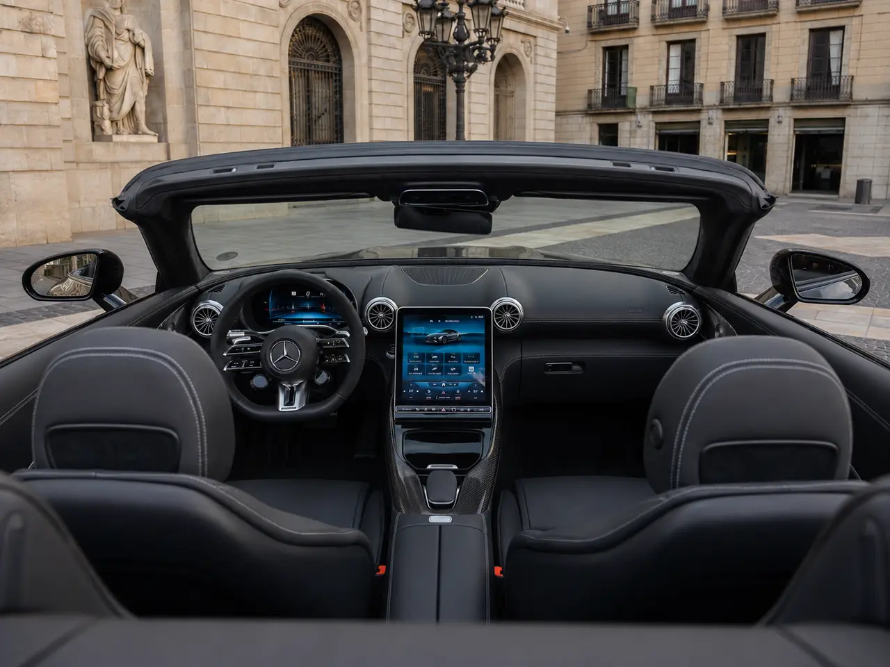 Mercedes Benz SL63 Cabrio 2023, interni — Milan Luxury Cars, Milano. La Mercedes-Benz SL63 Cabrio 2023 unisce la struttura di una vera granturismo alla…