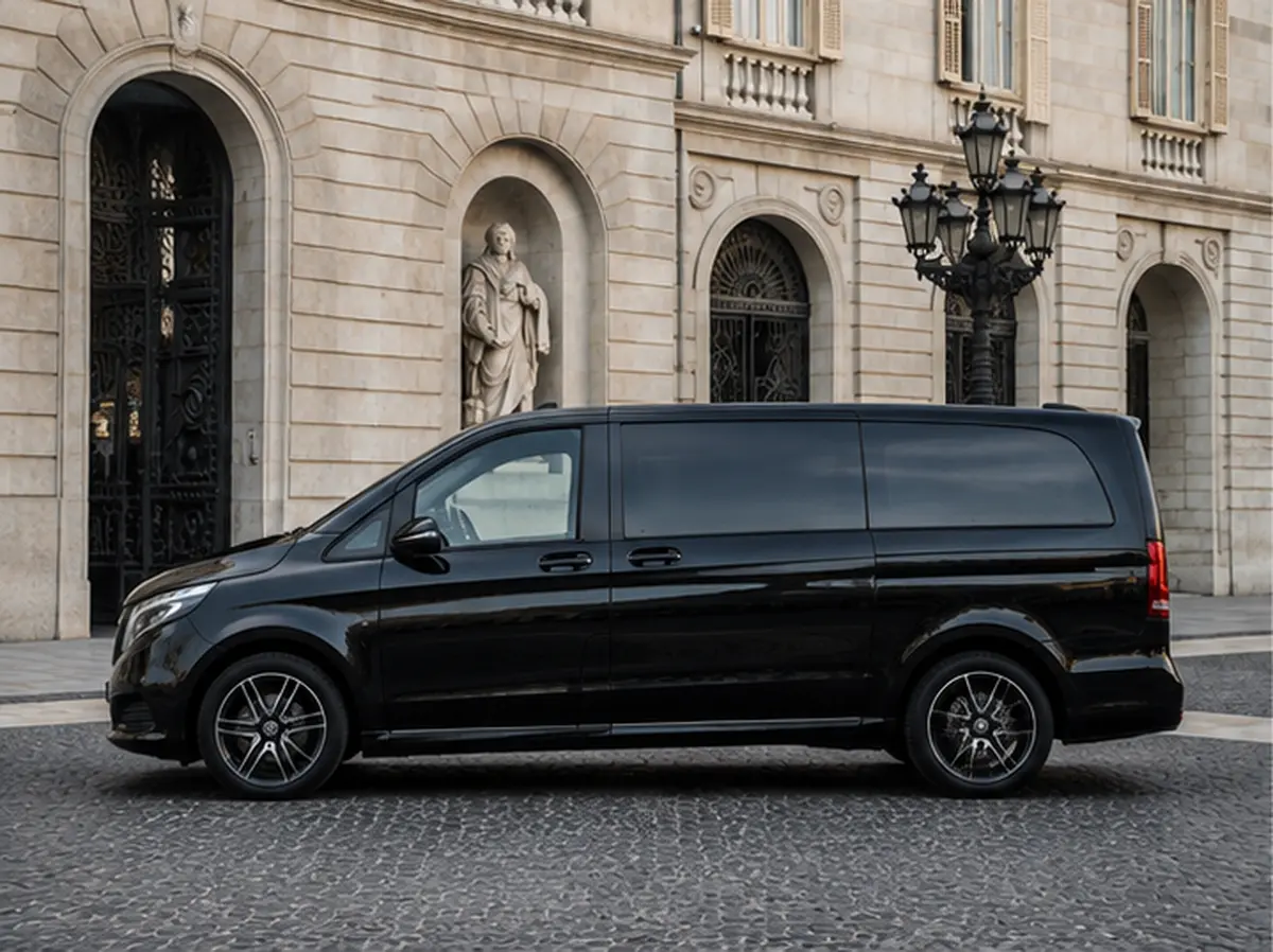 Mercedes V Class 2026, esterno — Milan Luxury Cars, Milano. La Mercedes Benz Classe V 2026 è pensata per chi deve muovere un gruppo intero senza…