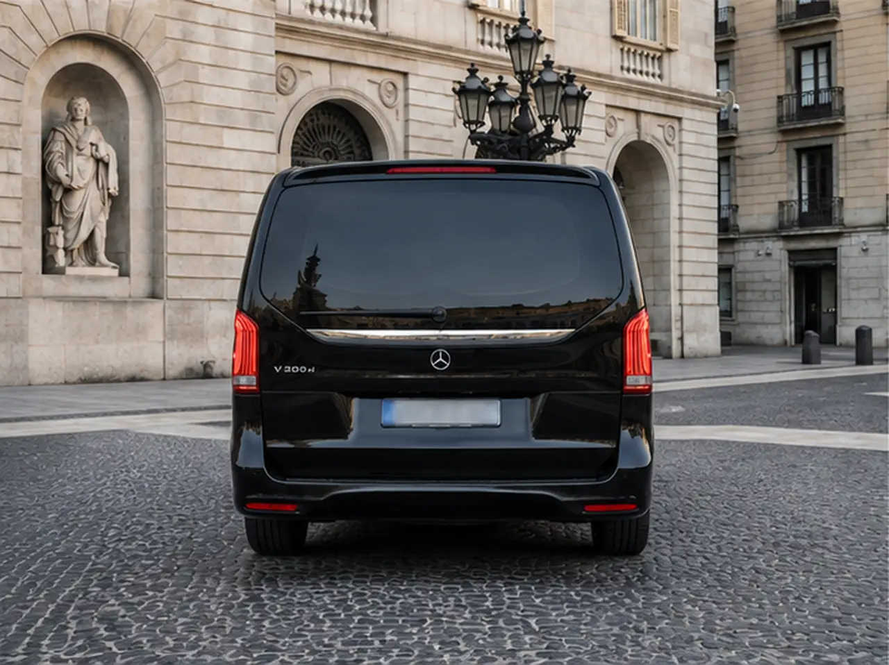 Mercedes V Class 2026, vista posteriore — Milan Luxury Cars, Milano. La Mercedes Benz Classe V 2026 è pensata per chi deve muovere un gruppo intero senza…