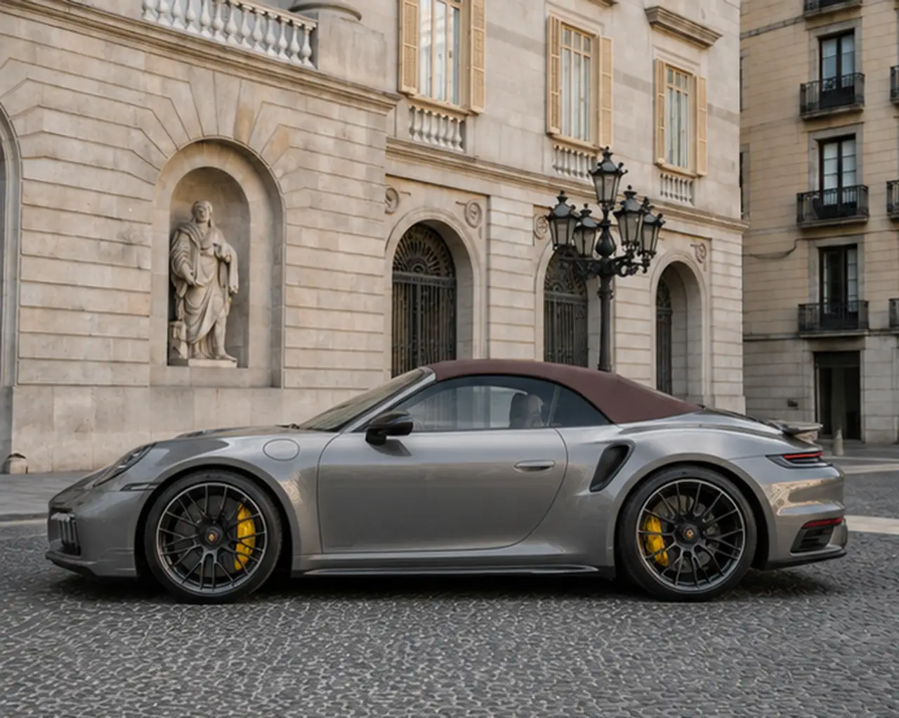 Porsche 911 992 Carrera Turbo S Cabrio 2026, exterior — Milan Luxury Cars, Milán. El Porsche 911 992 Carrera Turbo S Cabrio 2026 combina la contundencia mecánica que…