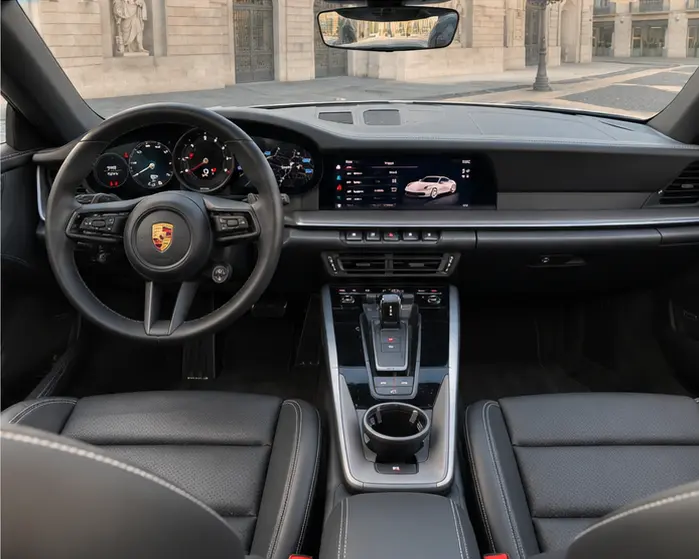 Porsche 911 Carrera S Cabrio (992) 2025, салон — Milan Luxury Cars, Милан. 2025 Porsche 911 Carrera S Cabrio (992) с двигателем на 480 лошадиных сил сохраняет…
