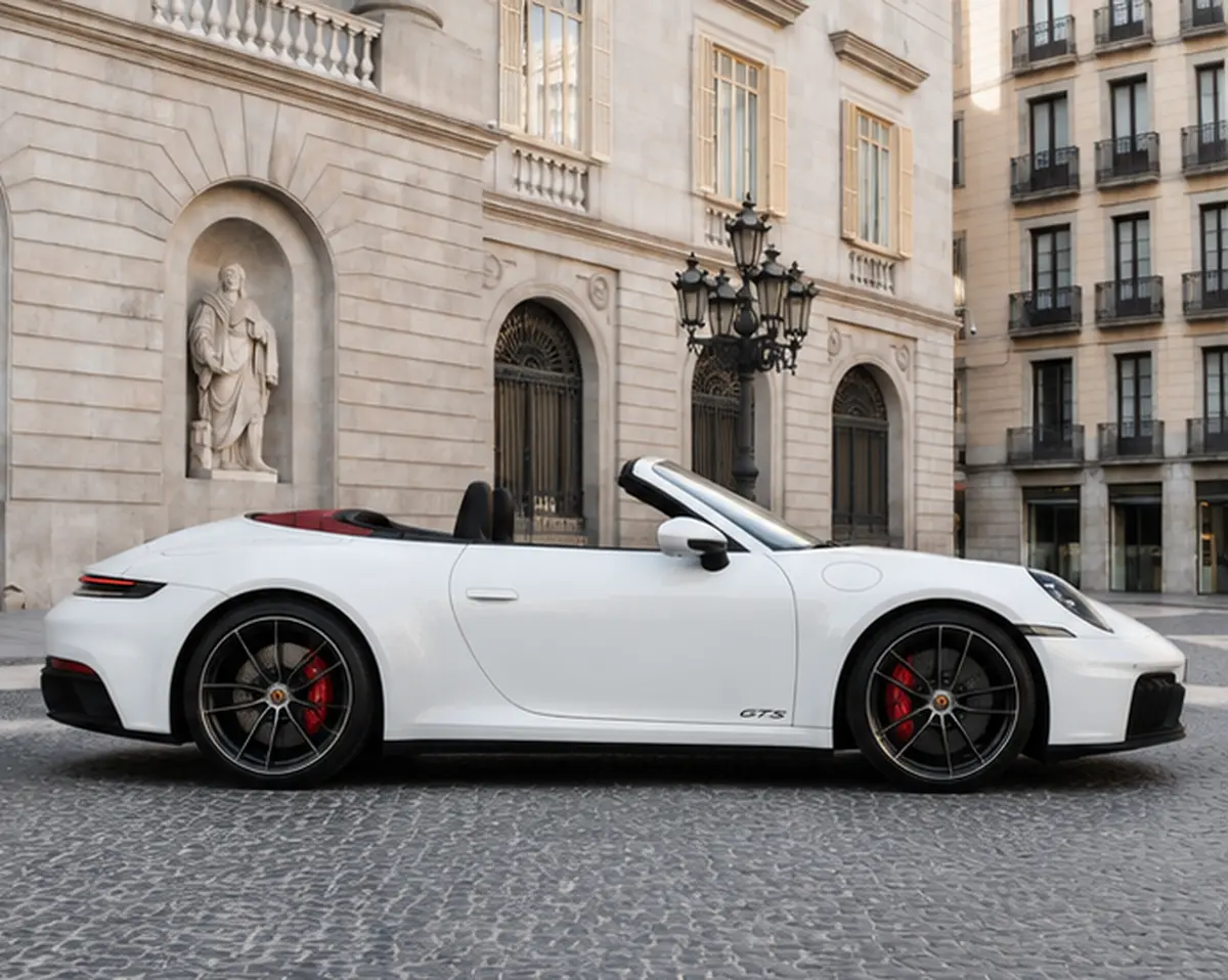 Porsche 992.2 Carrera 4 GTS Cabrio 2025, вид спереди — Milan Luxury Cars, Милан. Porsche 992.2 Carrera 4 GTS Cabrio 2025 года — вариант для тех, кто хочет открытый верх…