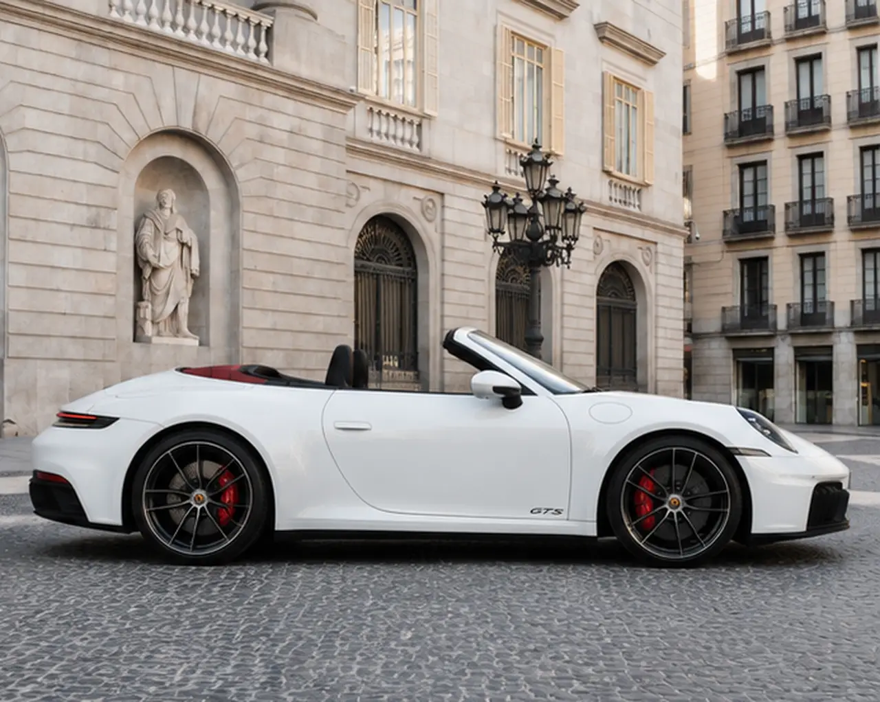 Porsche 992.2 Carrera 4 GTS Cabrio 2025, вид спереди — Milan Luxury Cars, Милан. Porsche 992.2 Carrera 4 GTS Cabrio 2025 года — вариант для тех, кто хочет открытый верх…