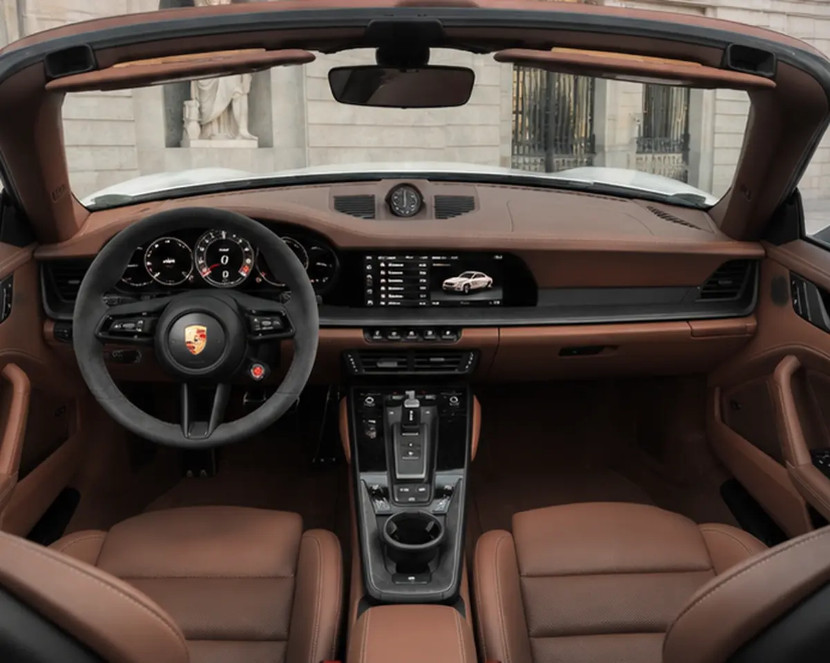 Porsche 992.2 Carrera 4 GTS Cabrio 2025, салон — Milan Luxury Cars, Милан. Porsche 992.2 Carrera 4 GTS Cabrio 2025 года — вариант для тех, кто хочет открытый верх…