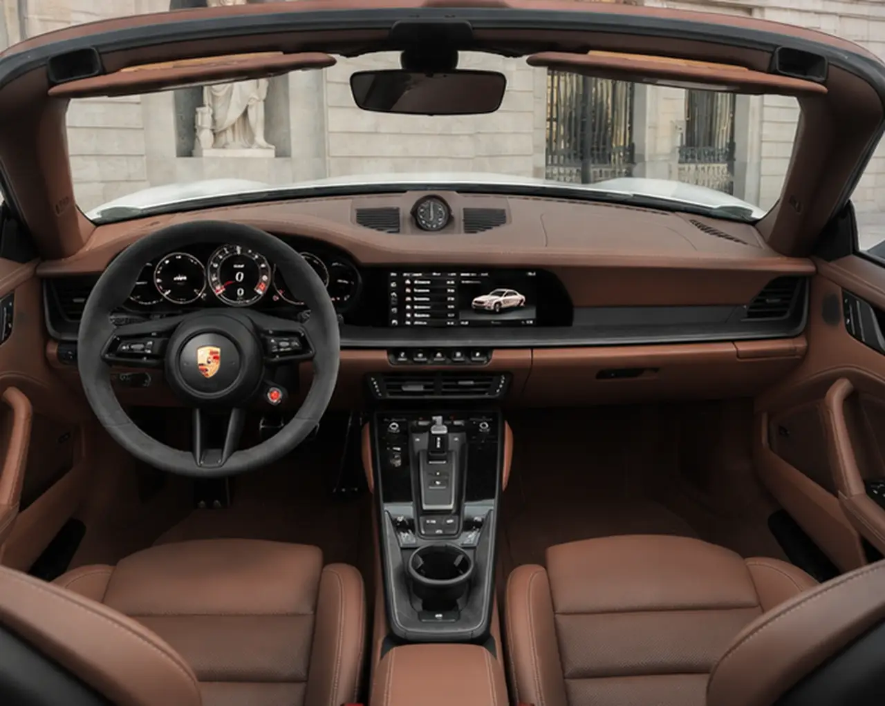 Porsche 992.2 Carrera 4 GTS Cabrio 2025, салон — Milan Luxury Cars, Милан. Porsche 992.2 Carrera 4 GTS Cabrio 2025 года — вариант для тех, кто хочет открытый верх…