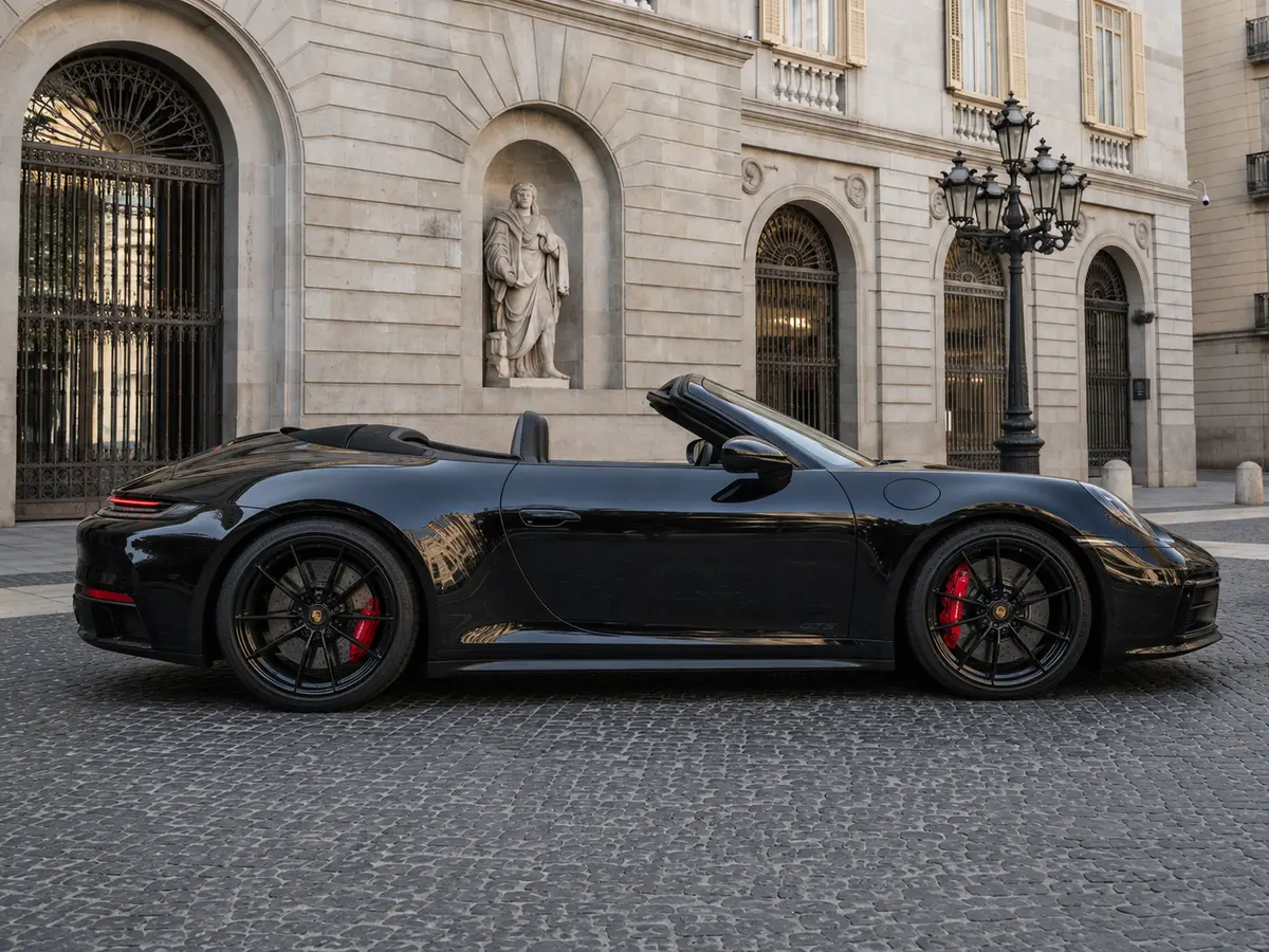 Porsche 992 Carrera 4 GTS Cabrio 2024, vista frontale — Milan Luxury Cars, Milano. La Porsche 992 Carrera 4 GTS Cabrio del 2024 unisce la trazione integrale a una potenza…