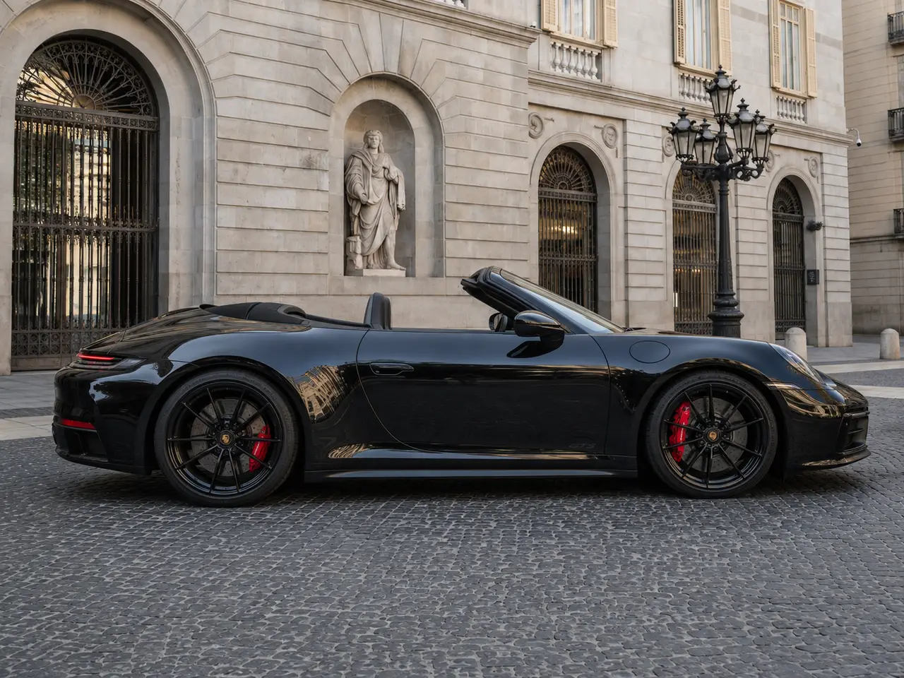 Porsche 992 Carrera 4 GTS Cabrio 2024, vista frontale — Milan Luxury Cars, Milano. La Porsche 992 Carrera 4 GTS Cabrio del 2024 unisce la trazione integrale a una potenza…