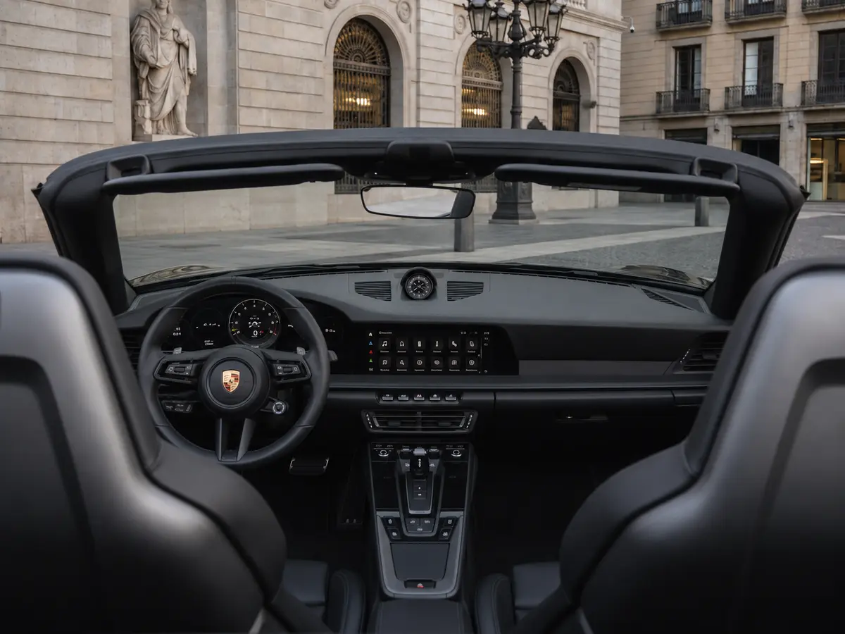 Porsche 992 Carrera 4 GTS Cabrio 2024, interni — Milan Luxury Cars, Milano. La Porsche 992 Carrera 4 GTS Cabrio del 2024 unisce la trazione integrale a una potenza…