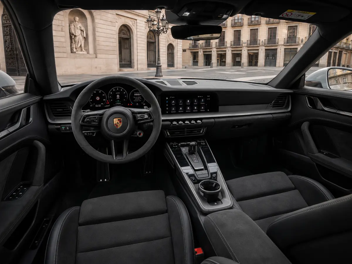 Porsche Carrera Spyder 992,2 GTS 2025, interni — Milan Luxury Cars, Milano. La Porsche Carrera Spyder 992.2 GTS unisce l'apertura totale di una cabrio ai 541 CV di…