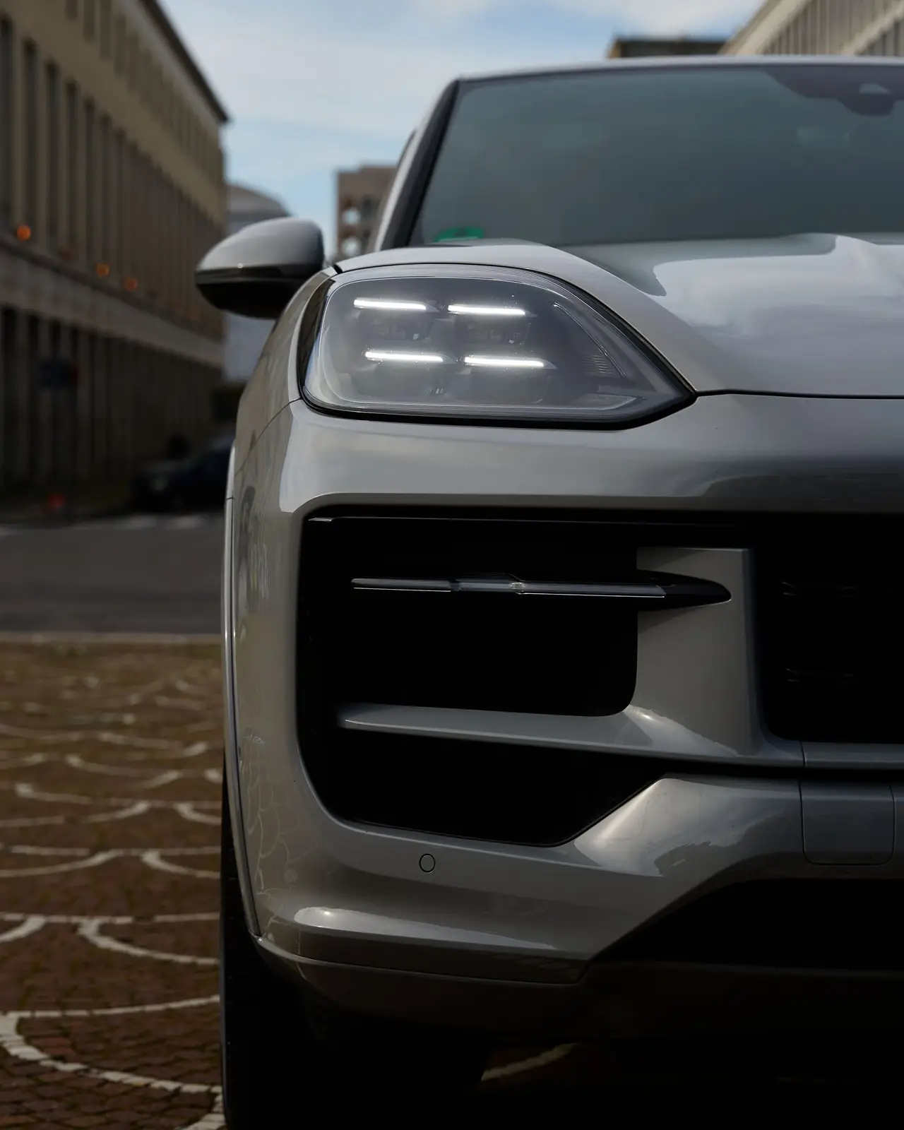 Porsche Cayenne 2025, front view — Milan Luxury Cars, Milan. The 2025 Porsche Cayenne pairs 353 hp with a five-seat cabin, a combination built for…