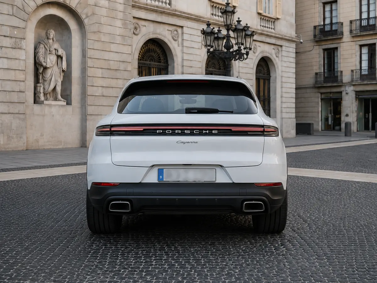 Porsche Cayenne 2025, вид сзади — Milan Luxury Cars, Милан. 2025 Porsche Cayenne — это внедорожник, где 353 лошадиных силы работают не на эффектный…
