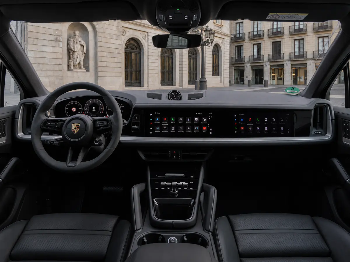Porsche Cayenne 2025, салон — Milan Luxury Cars, Милан. 2025 Porsche Cayenne — это внедорожник, где 353 лошадиных силы работают не на эффектный…