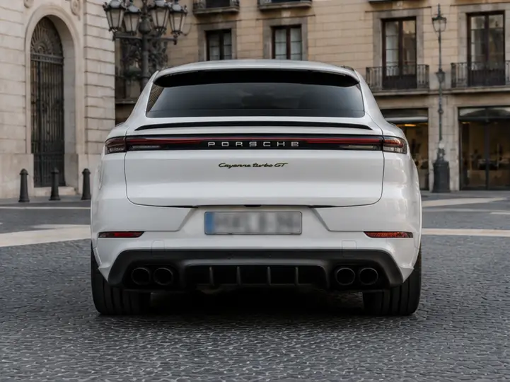 Porsche Cayenne Turbo E-Hybrid Coupé GT 2026, vista posteriore — Milan Luxury Cars, Milano. La Porsche Cayenne Turbo E-Hybrid Coupé GT unisce l'impostazione sportiva della…