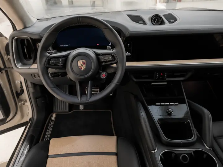 Porsche Cayenne Turbo E-Hybrid Coupé GT 2026, interior — Milan Luxury Cars, Milán. El Porsche Cayenne Turbo E-Hybrid Coupé GT de 2026 combina la carrocería tipo suv con una…