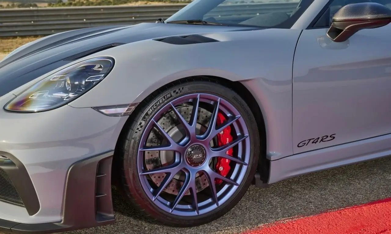 Porsche GT4 RS 2024, front view — Milan Luxury Cars, Milan. The 2024 Porsche GT4 RS is not a car for gliding between meetings — it is a two-seat, 500…