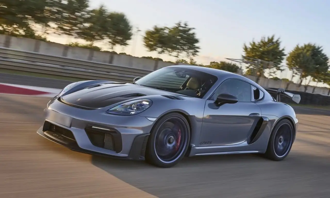 Porsche GT4 RS 2024, rear view — Milan Luxury Cars, Milan. The 2024 Porsche GT4 RS is not a car for gliding between meetings — it is a two-seat, 500…