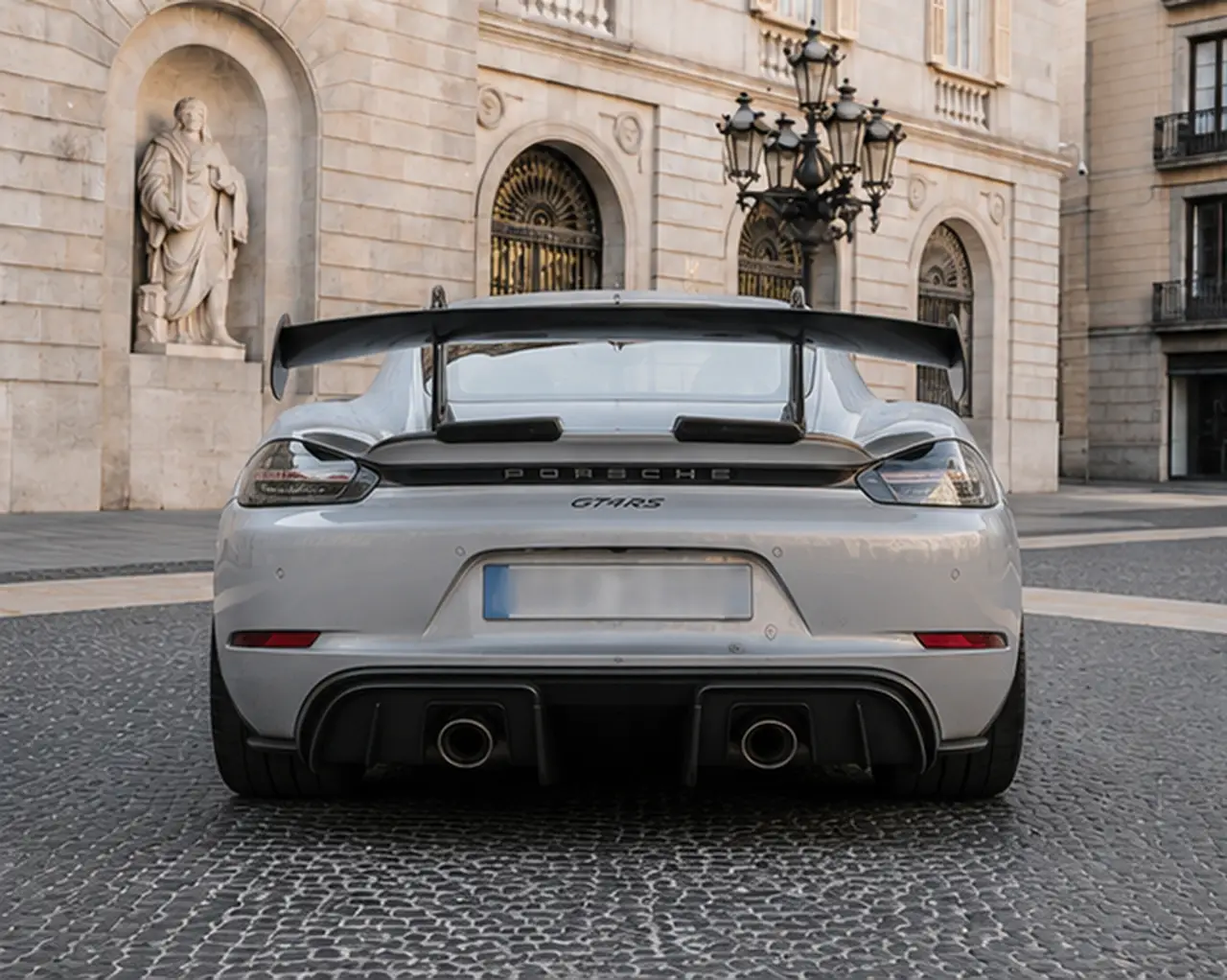 Porsche GT4 RS 2024, vista trasera — Milan Luxury Cars, Milán. El Porsche GT4 RS de 2024 es un coche de dos plazas pensado para quien busca una…