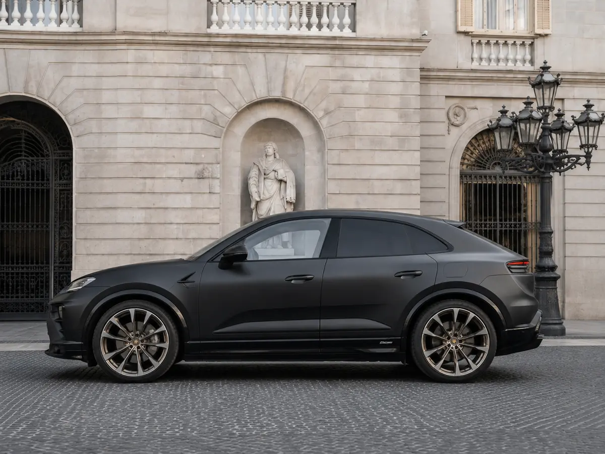 Porsche Macan 2024, esterno — Milan Luxury Cars, Milano. La Porsche Macan 2024 porta nel segmento SUV l'assetto e la precisione di sterzo tipiche…