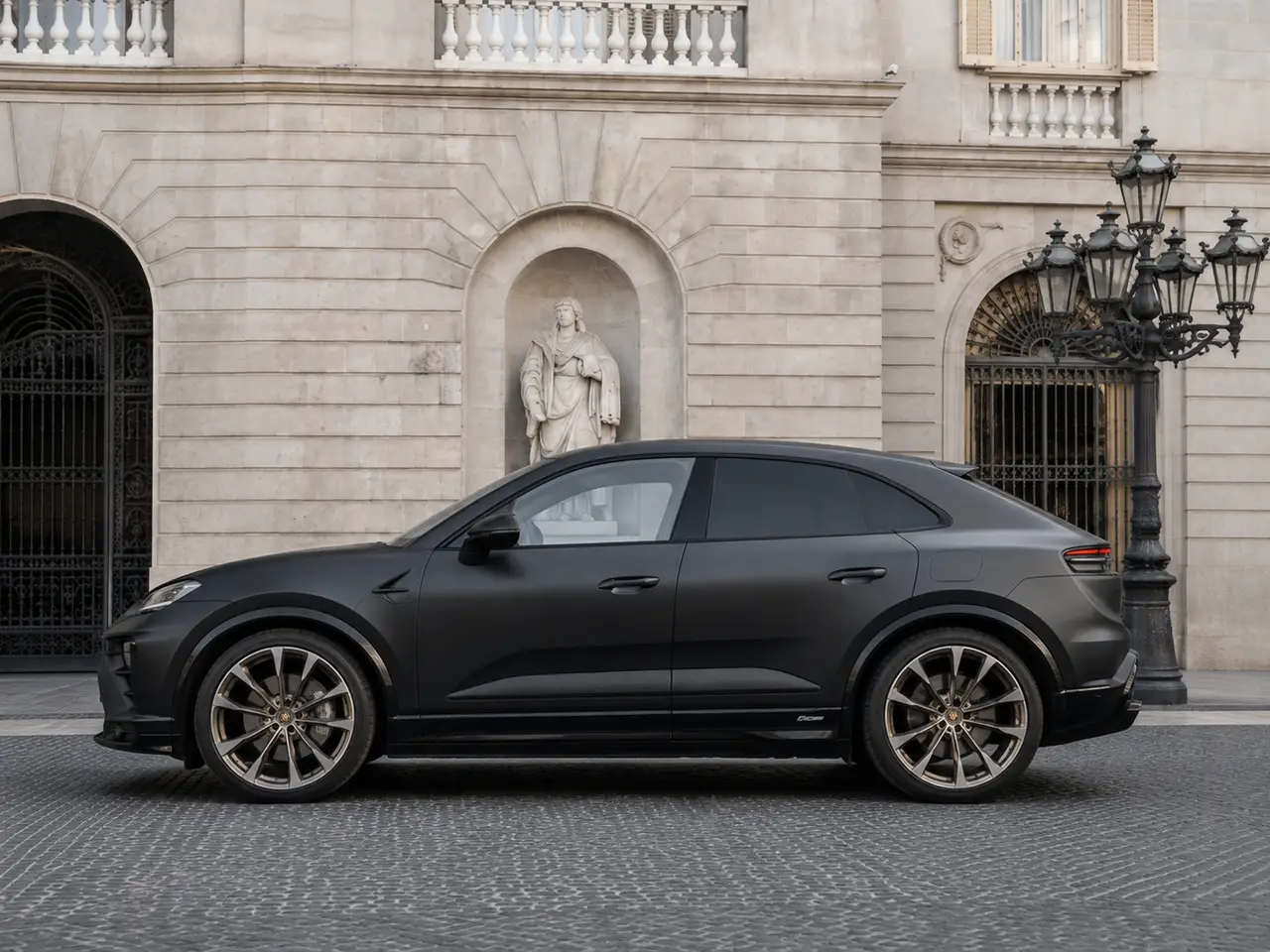Porsche Macan 2024, esterno — Milan Luxury Cars, Milano. La Porsche Macan 2024 porta nel segmento SUV l'assetto e la precisione di sterzo tipiche…
