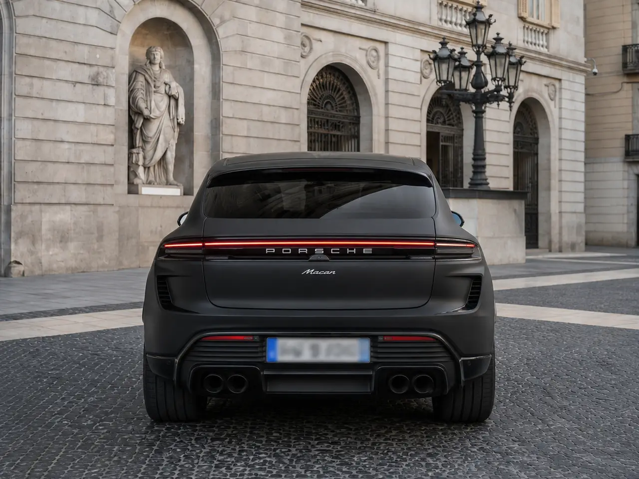 Porsche Macan 2024, vista posteriore — Milan Luxury Cars, Milano. La Porsche Macan 2024 porta nel segmento SUV l'assetto e la precisione di sterzo tipiche…