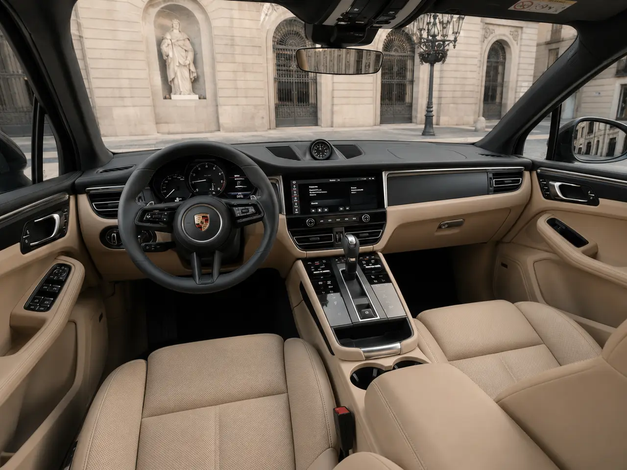 Porsche Macan 2024, interni — Milan Luxury Cars, Milano. La Porsche Macan 2024 porta nel segmento SUV l'assetto e la precisione di sterzo tipiche…