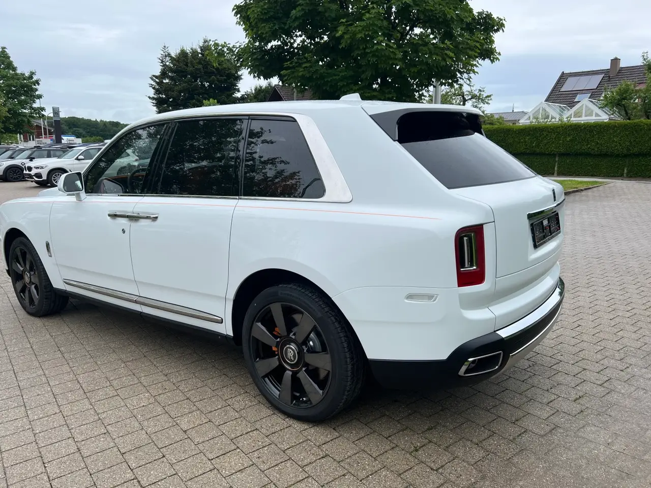 Rolls-Royce Cullinan 2022, side profile — Milan Luxury Cars, Milan. The Rolls-Royce Cullinan occupies a category of its own among luxury SUVs: a 563 hp…