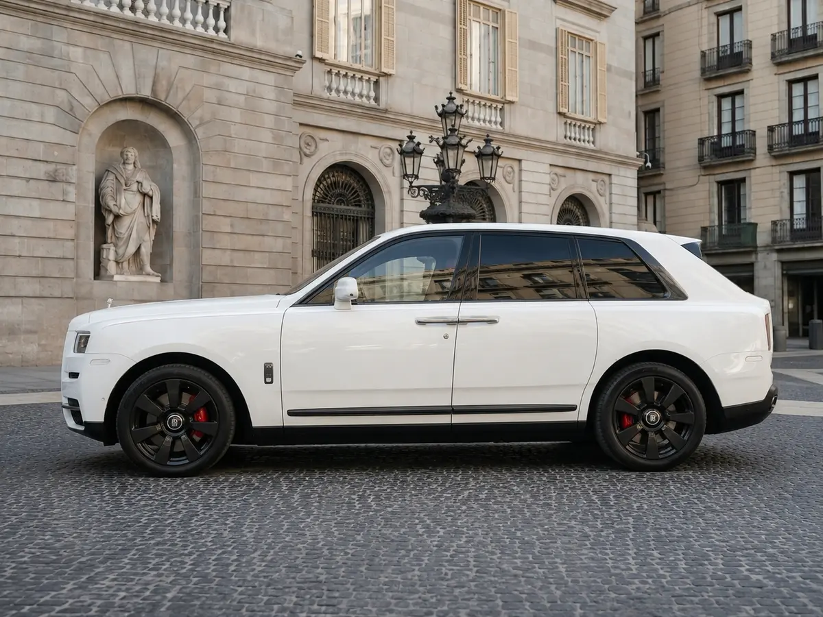 Rolls-Royce Cullinan 2022, exterior — Milan Luxury Cars, Milan. The Rolls-Royce Cullinan occupies a category of its own among luxury SUVs: a 563 hp…