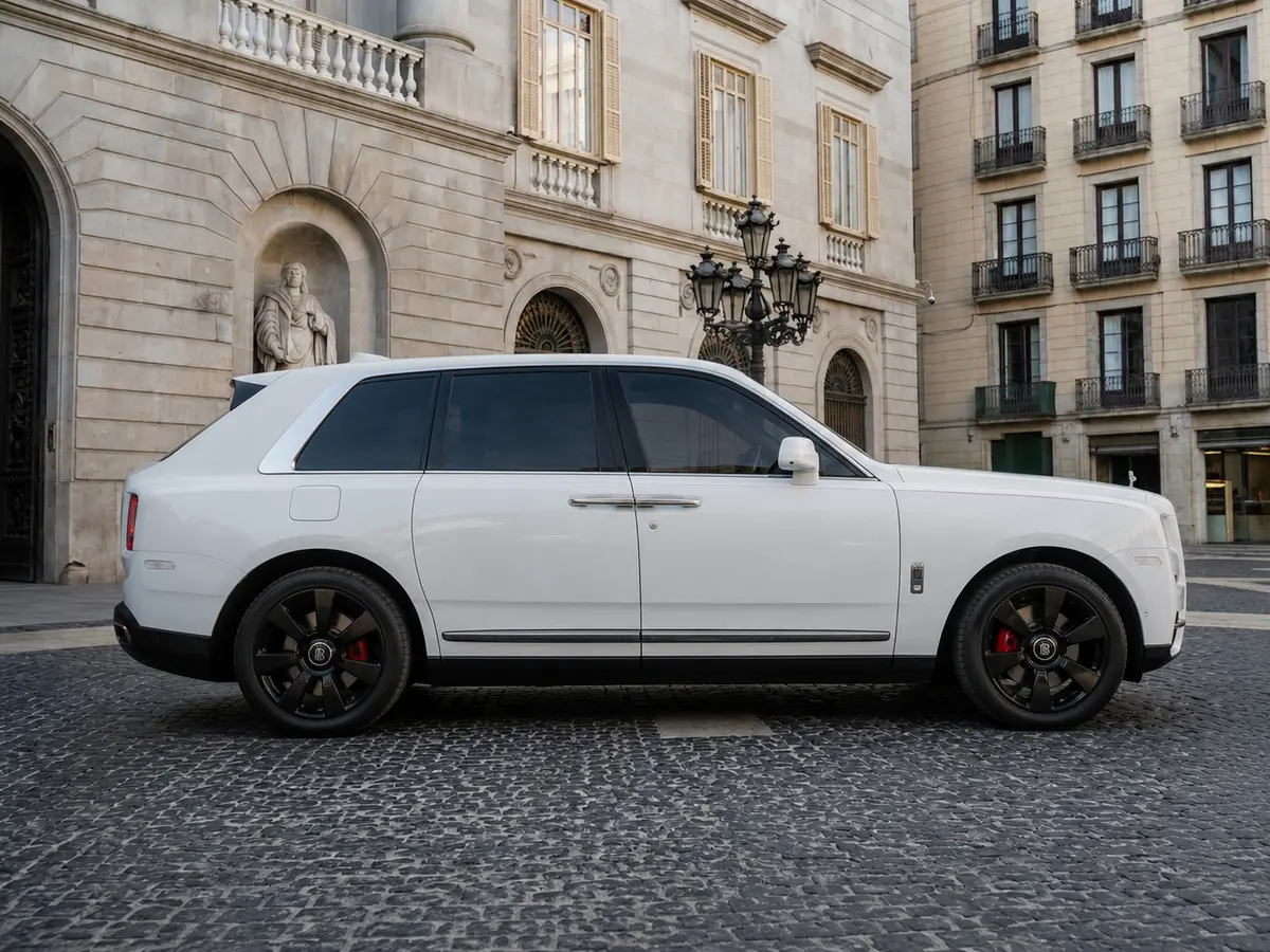 Rolls-Royce Cullinan 2022, front view — Milan Luxury Cars, Milan. The Rolls-Royce Cullinan occupies a category of its own among luxury SUVs: a 563 hp…